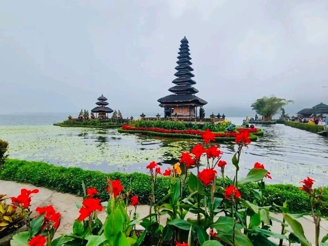 神秘の湖上寺院！バリの絶景スポット