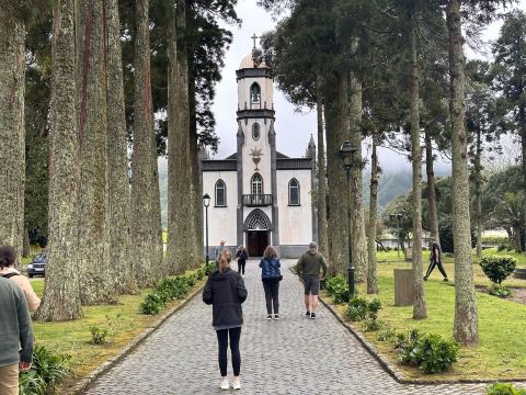 [อิเกรจา เด เซา นิโคเลา | โบสถ์นีโอโกธิคใน Sete Cidades]