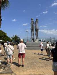 【Ali & Nino Statue／アリ＆ニノ像｜バトゥミ“動く鉄のラブストーリー”】
