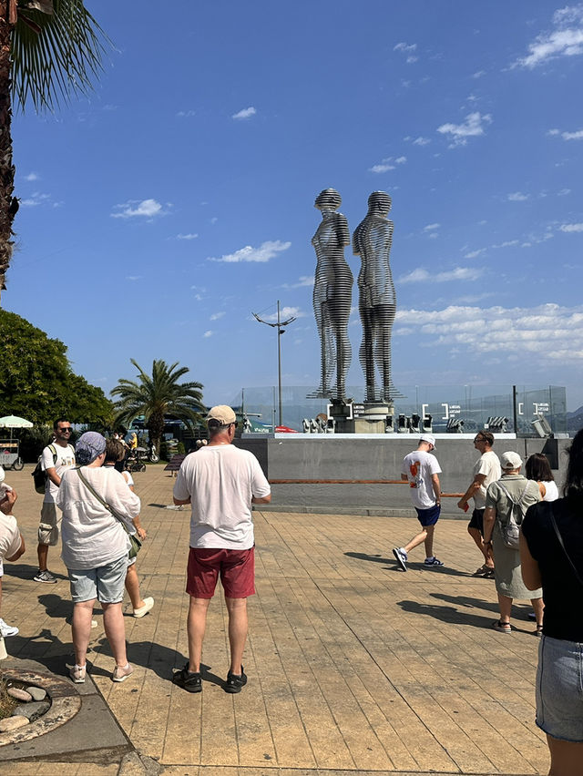 【Ali & Nino Statue／アリ＆ニノ像｜バトゥミ“動く鉄のラブストーリー”】