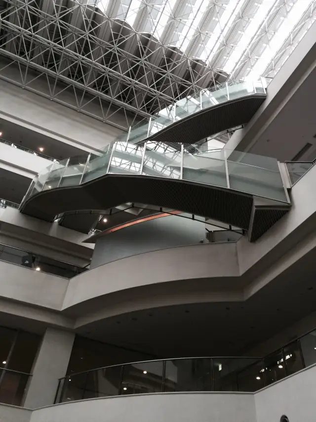 【Bunkyo Ward Bunkyo Civic Center's Beautiful Architectural Design and Masterpiece Sculptures】