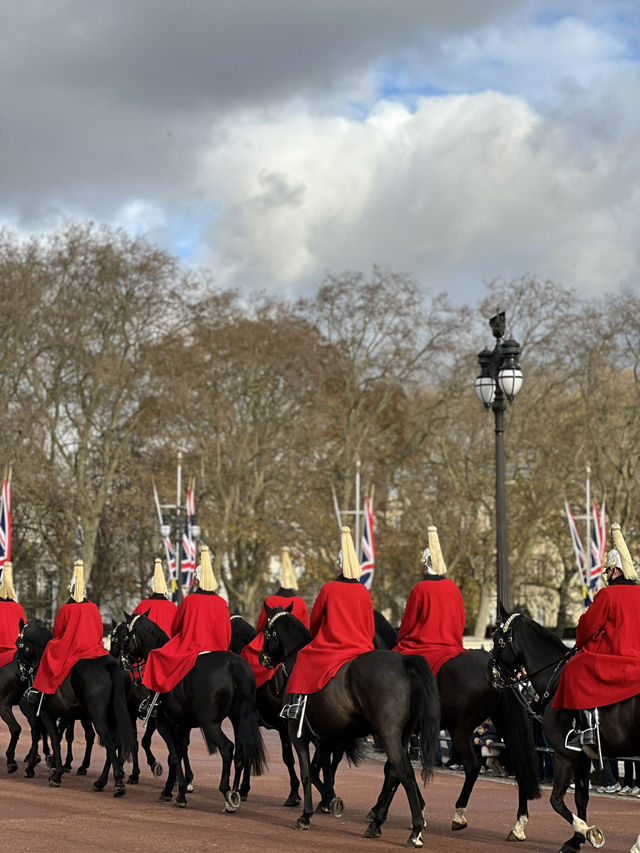 Beyond The Guard Change: Your Insider’s Buckingham Palace Handbook