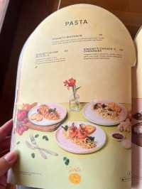 Gemitir Glow, Bali’s Bloom-Fueled Café Escape