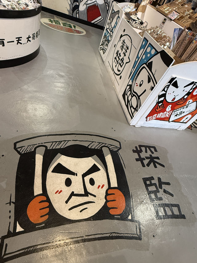 綠島大哥故事館，不只是眼睛的旅行，更是心情的散步。你在陽光與海浪之間，遇見一個又一個島嶼的幽默靈魂。如果說綠島是個神祕又自由的海島，那麼，大哥故事館，就是這座島上最會說故事的靈魂玩家。別忘了帶走一樣文