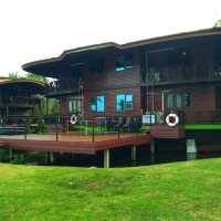 Boathouse Paradise Resort