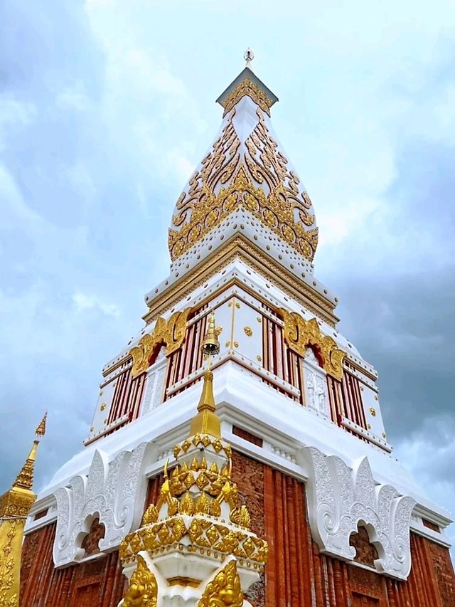 วัดพระธาตุพนมวรวิหาร สายมูควรมาสักการะสั้งครั้ง