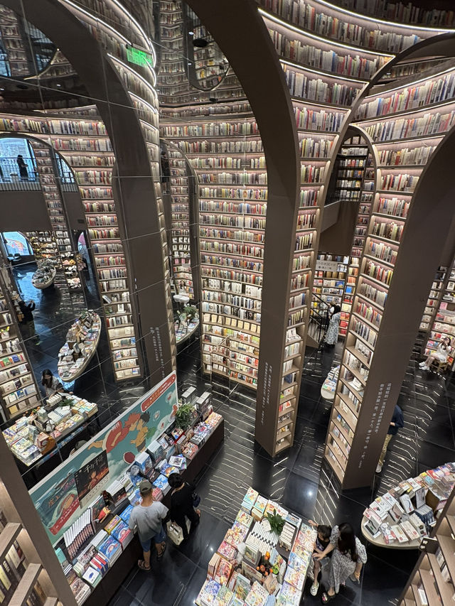 ร้านหนังสือเวทมนตร์ 🪄  Dujiangyan Zhongshuge 📚