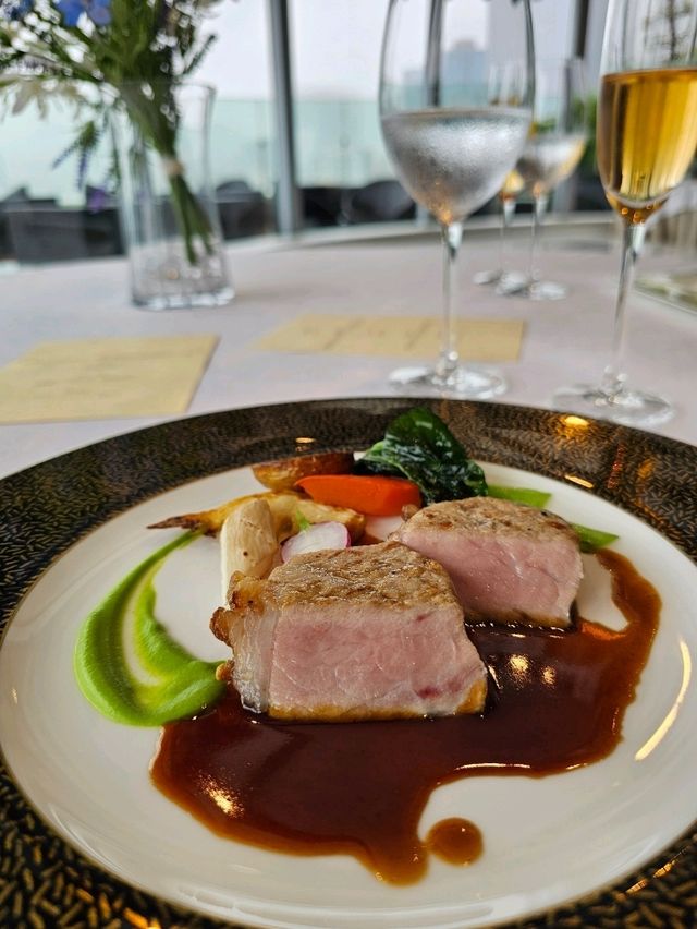 レインボーブリッジを望むテラスで、NYグリルフレンチとシャンパンを🍽️✨