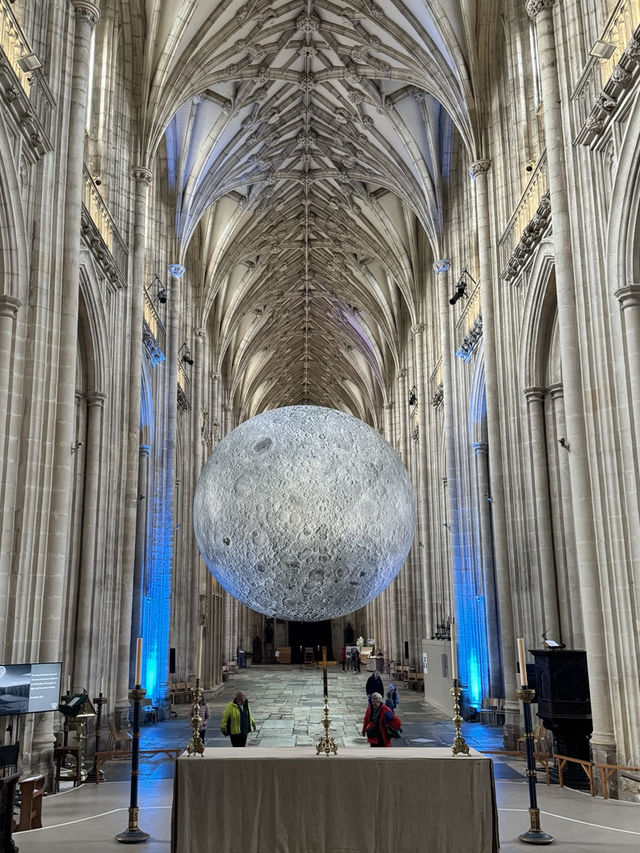 고딕 성당 안에 뜬 달, Museum of the Moon