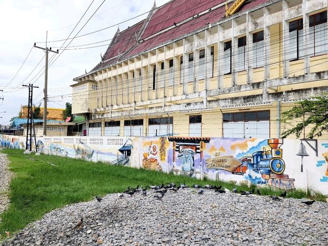 สถานีรถไฟบ้านแหลมนั่งสามล้อชมเมืองท่าฉลอม