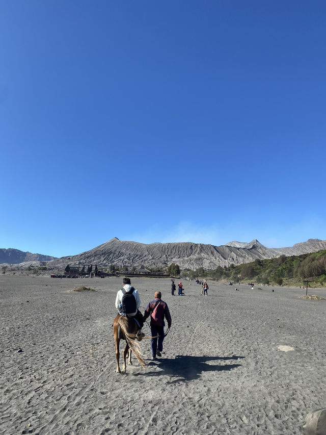 🌋 Mount Bromo – A Volcanic Sunrise You’ll Never Forget