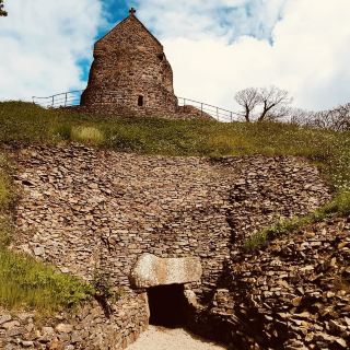 A Journey Through Millennia: Solo Reflection at La Hougue Bie 🪦