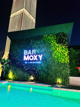 Nikmati minuman, berenang, dan bersosialisasi di BAR MOXY AT THE POOL, Pecinan Kuala Lumpur.