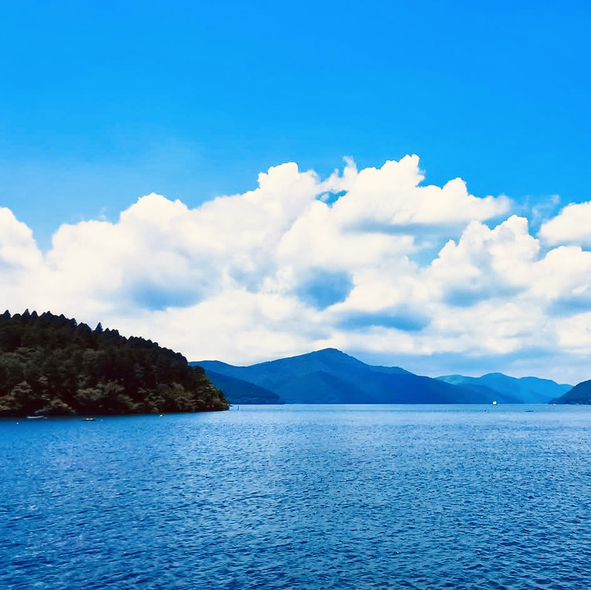 🚢「微風湖上行，富士山與箱根山景盡收眼底。」