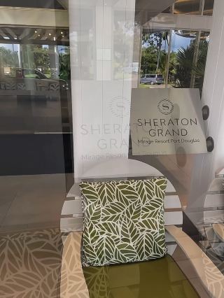 今次度假之旅嚟到道格拉斯港，嗱，想搵間真正玩到放鬆，同時又可以直達海灘、大堡礁，又唔想太遠離市鎮？我今次就住咗 Sheraton Grand Mirage Resort 道格拉斯港喜來登大酒店。呢間酒店真係超級方便，兼且一落樓就係四英里海灘，出房門即見白色幼沙同椰樹搖曳，有種私人度假島嘅感覺。

酒店地理位置真係一流。168-190 Port Douglas Rd 呢度，距離市中心行車兩公里，無論你想夜晚出城食海鮮，或者日間玩玩藝市集都好方便。由凱恩斯機場搭車過嚟都只係一粒鐘，適合一落機唔想周圍轉車嗰啲朋友。

最正係酒店私人泻湖泳池，成二萬平方米咁大，房間就直面泳池同熱帶花園，泳池套房陽台直接落水！唔少住客同我一樣，一進房就被落地玻璃外清澈水色同椰樹吸引住。日頭想曬下陽，下水沖走煩惱，夜晚又可以望住星星歎杯酒，個感覺簡直同世隔絕。

設施方面，雖然部份有啲舊，但都好齊全：健身房、SPA、幾個唔同主題泳池——連埋 Lagoon 餐廳，朝早食自助早餐時望住潟湖水色真係好治癒。有免費停車，語言不成問題，前台有中文服務仲可幫你換外幣，仲有十分醒目嘅接待員！

出酒店門口，對面就係四英里海灘，唔少住客專程嚟打卡戲水。附近潛水團多到手指數唔晒，玩大堡礁只需五分鐘船程，超級方便。行遠啲揸車 15 分鐘就到戴恩樹雨林，想探索澳洲原始大自然，必定要去。

小貼士：泳池安全要自己留意，帶埋小朋友，落水要看緊。退房時酒店可能會收取額外費用，記得 check 清楚先。設施有啲舊，但香薰同清潔做得唔錯，特別係度假氛圍，絕對有驚喜。

臨走訂房記住用比較網站撈下價，選泳池連通房會更有度假感！道格拉斯港係慢節奏海灘城市，建議住三晚以上，好好歎清晨沙灘散步同黃昏海風吹。鍾意自然風嘅話，附近民宿同resort都有唔同選擇，想市區方便就揀中心酒店，想玩大自然就揀近海同近雨林嘅度假酒店。

#訂房貼士 #道格拉斯港慢遊 #澳洲海灘假期#11月好去處2025 #新年好去處2025 