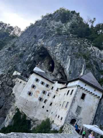 ปราสาทเพรดจามา (Predjama Castle) สโลวีเนีย