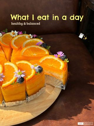 #รับส่วนลดไม่พึ่งดวง 

หากคุณกำลังมองหาคาเฟ่ที่รวมบรรยากาศธรรมชาติ ความสงบ และรสชาติเครื่องดื่มกับขนมอร่อย ๆ ไว้ด้วยกัน ทุ่งปรือคาเฟ่ ที่อำเภอเขาพนม จังหวัดกระบี่ คือหนึ่งในจุดเช็คอินที่น่าประทับใจ ซึ่งเหมาะสำหรับผู้ที่อยากชิลล์ท่ามกลางวิวธรรมชาติและถ่ายรูปสวย ๆ กับมุมต่าง ๆ ของร้าน พร้อมรสชาติเครื่องดื่มที่คัดสรรมาอย่างดี  ￼

📍 บรรยากาศและโลเคชัน

ทุ่งปรือคาเฟ่อยู่ในพื้นที่ตำบลพรุเตียว เป็นคาเฟ่ขนาดไม่ใหญ่มาก แต่มีเสน่ห์เฉพาะตัวด้วยการตั้งอยู่ท่ามกลางธรรมชาติรอบด้าน โดยรอบร้านล้อมไปด้วยพื้นที่สีเขียวและทิวทัศน์ที่สบายตา ทำให้ร้านนี้มีอารมณ์ผ่อนคลาย ต่างจากคาเฟ่ในตัวเมืองที่ค่อนข้างคึกคัก ที่นี่เหมาะมากสำหรับการมาพักผ่อนหลังจากเดินทางท่องเที่ยวในอำเภอเขาพนมหรือแวะก่อนเดินทางไปจุดท่องเที่ยวอื่น ๆ ของจังหวัดกระบี่  ￼

ตัวร้านให้ฟีลธรรมชาติอบอุ่น มีมุมถ่ายรูปหลากหลายทั้งโซนด้านนอกและมุมในร้าน ซึ่งหลายคนที่มาเยือนมักจะหยิบกล้องขึ้นมาถ่ายภาพเพราะบริบทโดยรอบสวยงามและเข้ากับธีมธรรมชาติได้ดี ทั้งพื้นหญ้า สีไม้ และองค์ประกอบการตกแต่งที่ดูเรียบง่ายแต่ดูดี ช่วยสร้างภาพที่สบายตาและภาพถ่ายที่ดูออกมาดีแม้ไม่ได้ใช้กล้องโปร  ￼

☕ เมนูเครื่องดื่มและของหวาน

เมนูของทุ่งปรือคาเฟ่มีทั้งกาแฟชงสดและเครื่องดื่มเย็นอื่น ๆ เช่นชา นมสด รวมถึงเครื่องดื่มผลไม้โซดาและสมูตตี้ ที่หลายคนบอกว่ารสชาติอร่อยสดชื่น จัดอยู่ในระดับราคาที่เป็นมิตร ไม่แรงจนเกินไปสำหรับคาเฟ่ในทำเลแบบธรรมชาติแบบนี้  ￼

เครื่องดื่มยอดนิยมอย่างเมนูกาแฟร้อนและเย็นมีความเข้มข้นพอดี หอมกลิ่นกาแฟเต็ม ๆ แม้เป็นเมนูคลาสสิกอย่างลาเต้หรืออเมริกาโน่ก็ดูลงตัวไม่แพ้คาเฟ่ชื่อดังในเมืองใหญ่ ขณะเดียวกันถ้าอยากได้อะไรหวาน ๆ สำหรับคู่กับเครื่องดื่ม ทางร้านก็มีเบเกอรีและขนมหวานให้เลือก เช่น เค้ก หรือขนมอบที่ทำสดใหม่ ซึ่งรสชาติช่วยเสริมประสบการณ์คาเฟ่ได้อย่างดี  ￼

📸 มุมถ่ายรูปและกิจกรรม

หนึ่งในเหตุผลที่หลายคนแนะนำให้ไปเยือนทุ่งปรือคาเฟ่คือ มุมถ่ายรูปที่หลากหลาย ทั้งมุมกลางทุ่งด้านหน้า มีพื้นที่ให้เดินเล่น ถ่ายภาพกับแนวป่าเล็ก ๆ หรือมุมชื่อฮิตในโซเชียลที่หลายคนมาแล้วต้องถ่ายเพื่อเก็บความทรงจำไว้ แม้ร้านจะไม่มีสไตล์ตกแต่งจัดเต็มเหมือนคาเฟ่วิวทะเลหรือภูเขาใหญ่ แต่ความเป็นธรรมชาติของสินค้าแวดล้อมที่นี่กลับช่วยสร้างภาพที่ดูผ่อนคลายและเป็นกันเอง  ￼

นอกจากนี้ยังมีพื้นที่เปิดโล่งให้เด็ก ๆ วิ่งเล่นได้บ้าง ขณะที่ผู้ใหญ่จิบกาแฟริมโต๊ะอย่างไม่เร่งรีบ จึงเป็นที่ ๆ เหมาะสำหรับทั้งครอบครัว เพื่อน และคู่รักที่อยากออกมาพักผ่อนแบบชิล ๆ  ￼

💁♂️ ความประทับใจโดยรวม

โดยรวมแล้ว ทุ่งปรือคาเฟ่ เป็นตัวเลือกที่ดีสำหรับคนที่อยากหาที่นั่งพัก พูดคุย หรือนั่งทำงานแบบชิล ๆ ท่ามกลางธรรมชาติที่เงียบสงบ ร้านนี้มีทั้งคาเฟ่ เครื่องดื่ม และมุมถ่ายรูปสวย ๆ ซึ่งตอบโจทย์ทั้งคนที่มากับเพื่อนหรือมากับครอบครัว โดยเฉพาะอย่างยิ่งถ้าคุณรักธรรมชาติและบรรยากาศที่ไม่วุ่นวาย นี่ก็เป็นหนึ่งในคาเฟ่ที่ควรเก็บไว้ในแผนเที่ยวกระบี่ของคุณเลยค่ะ  ￼

ถ้าคุณอยากลองประสบการณ์คาเฟ่ที่ต่างออกไปจากคาเฟ่แนวเมืองใหญ่และสัมผัสธรรมชาติใกล้ ๆ ทุ่งปรือคาเฟ่ ก็เป็นหนึ่งสถานที่ที่เหมาะกับการแวะพักและถ่ายรูปอย่างแน่นอน 🌿✨#คาเฟ่ห้ามพลาด 