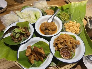 ลำลำ ลับแล บ้านโบราณ 100 ปี ใต้ถุนบ้านไร้ตะปู 🍽️