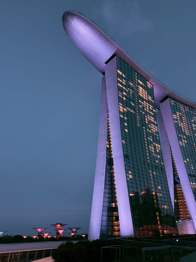 šøš¬ Singaporeās ArtScience Museum & Skyline View from Helix Bridge
