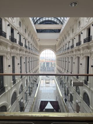 🏛️ 這可不是飯店大廳－它簡直就是一座隱藏在吉達的歐洲宮殿