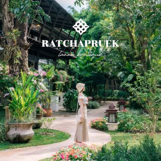 🌿 A Lanna Escape in Chiang Mai | Stay, Explore & Slow Down
Sometimes, the best way to experience Chiang Mai is to simply slow down.
We were delighted to welcome May to Ratchapruek Lanna Boutique, where she experienced a relaxing Chiang Mai getaway surrounded by greenery and Lanna-inspired architecture. 🏡✨
From the peaceful atmosphere of the hotel to exploring some of Chiang Mai's most memorable places, this is a trip made for those who want to enjoy the city at their own pace.
📍 Places to explore from Ratchapruek Lanna Boutique:
🌿 Royal Park Rajapruek
🦒 Chiang Mai Night Safari
🏯 Wat Phra That Doi Kham
🎨 Baan Kang Wat
🏡 Wat Ton Kwen
☕ Nimmanhaemin Road
🏙️ One Nimman
🙏 Wat Phra Singh
📸 Tha Phae Gate
After a day of exploring, come back to a peaceful Lanna-inspired retreat, relax and enjoy a slower evening surrounded by nature. 💚
Explore Chiang Mai by day.
Slow down and recharge by night.
📍 Ratchapruek Lanna Boutique, Chiang Mai
#ChiangMai #ChiangMaiTravel #ChiangMaiHotel #ChiangMaiAccommodation #ChiangMaiTravelGuide #LannaStyle #ChiangMaiGetaway #ThailandTravel #TravelMoments #RatchapruekLanna
#เที่ยวจีน#เที่ยวเชียงใหม่#รีวิวโรงแรม#แจกแพลนเที่ยว#รีวิวที่พักสวย#ที่เที่ยวธรรมชาติ#ที่เที่ยวสายมู