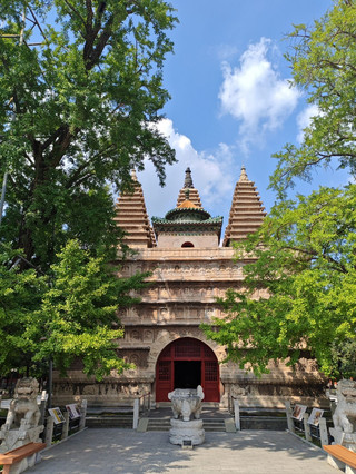 Kuil Wuta | Permata Lima Pagoda di Balik Rindangnya Pepohonan