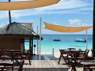 🏝️馬來西亞熱浪島:一段永生難忘的熱帶之旅

如果您夢想著擁有清澈碧綠的海水、如粉般細膩的白沙、色彩斑斕的珊瑚礁以及悠閒的島嶼時光,那麼熱浪島(Pulau Redang)絕對應該列入您的馬來西亞旅行清單。

熱浪島位於馬來西亞半島東海岸,是該國最美麗的熱帶島嶼之一。在這裡,您可以忘卻都市的喧囂,放下手機,盡情享受陽光、大海和令人驚嘆的自然風光。

以下是我的熱浪島旅遊指南,帶您體驗最佳的旅行樂趣。 🌴☀️

🌊 1. 海灘美得令人窒息

熱浪島最讓我印象深刻的是海水的顏色。

海水從近岸的淺碧綠色逐漸過渡到遠處的深藍色,在陽光燦爛的日子裡,整個島嶼美得宛如仙境。

海灘是放鬆身心、拍照、游泳或只是在棕櫚樹下喝杯冰飲的完美場所。

如果您熱愛熱帶風光,熱浪島絕對是您帶上相機的地方。 📸

🐠 2. 浮潛是必體驗項目

來到熱浪島,怎能錯過浮潛?

島嶼周圍的海域擁有色彩繽紛的珊瑚礁和各種各樣的熱帶魚。根據地點和天氣情況,您甚至有機會看到海龜。

熱浪島最棒的地方之一在於,您無需成為潛水專家也能盡情享受水下世界。許多浮潛點都可乘船抵達,非常適合初學者。

🤿 小貼士:如果您想拍攝水下照片和視頻,請自備防水手機殼。

🏝️ 3. 來一跳島遊

乘船環遊週邊島嶼是另一個值得添加到行程中的體驗。

旅程本身就是一種樂趣──在清澈湛藍的海面上巡遊,停靠在不同的浮潛點,沿途探索靜謐的海灘。

景色不斷變換,所以記得帶好相機!

🌅 4. 別錯過日落

在熱帶島嶼上,我最喜歡的時刻之一就是欣賞日落。

當太陽緩緩沉入地平線,天空變成橘色、粉紅色和金色,海面也變得平靜如鏡。

這是放慢腳步,欣賞美景,拍下幾張值得紀念的照片的最佳時機。

有時候,最簡單的瞬間也能成為最美好的回憶。 ❤️

🌴 5. 放慢腳步,享受島嶼生活

熱浪島不是那種需要你把每一分鐘都安排得滿滿的地方。

醒來,在海邊享用早餐,上午游泳或浮潛,下午放鬆身心,欣賞日落,晚上享用晚餐。

這就是海島度假的魅力所在。

沒有匆忙,沒有交通擁堵,沒有繁忙的日程——只有大海、陽光和好友相伴。

📅 何時是遊覽熱浪島的最佳時間?

如果想要體驗更優質的海灘和海上活動,東海岸島嶼的旅遊旺季通常集中在較乾燥的月份。

預訂前,請務必查看度假村的營業時間和最新的天氣狀況,因為季風天氣可能會影響渡輪服務和海上活動。

🎒 旅行必備物品

以下是我強烈建議攜帶的幾樣東西:

☀️ 防曬霜

🩴 沙灘涼鞋

🩱 泳衣

🤿 浮潛裝備

📱 防水手機殼

🕶️ 太陽眼鏡

👒 帽子

🔋 行動電源

💊 常用藥品

📸 相機

最重要的是——手機內存一定要留一些空間,因為你拍的照片可能會比你想像的要多得多! 😂

💙 為什麼值得去熱浪島

東南亞有許多美麗的島嶼,但熱浪島有著獨特的魅力。

清澈湛藍的海水、迷人的沙灘、色彩繽紛的海洋生物、鬱鬱蔥蔥的山丘以及輕鬆愜意的島嶼氛圍,使這裡成為情侶、家庭、朋友以及任何想要逃離日常生活的人的絕佳目的地。

如果你打算去馬來西亞旅行,不要只想到吉隆坡、檳城或馬六甲。

有時候,最棒的冒險就在大陸之外的某個地方等著你。

熱浪島就是這樣一個地方。 🌊🌴

⭐我的熱浪島亮點

🏖️ 美麗的白色沙灘

💎 清澈碧綠的海水

🐠 絕佳的浮潛體驗

🐢 觀賞海洋生物的機會

🚤 跳島遊

🌅 迷人的日落

🌴 輕鬆愜意的熱帶氛圍

📸 眾多適合拍照打卡的地點

你會去熱浪島嗎?你會先做什麼——浮潛、跳島遊、在沙灘上放鬆,還是追逐日落? 🌴💙

#熱浪島 #熱浪島 #MalaysiaTravel #Malaysia #VisitMalaysia #IslandGetaway #BeachHoliday #Snorkeling #IslandHopping #TravelMalaysia #TravelGuide #TropicalParadise