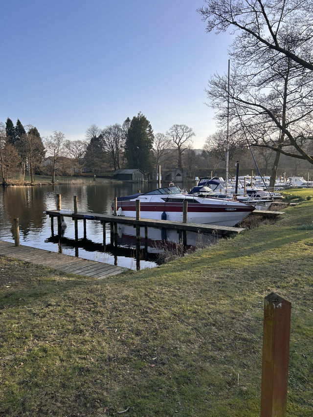 The bridge at the bottom of the lake 