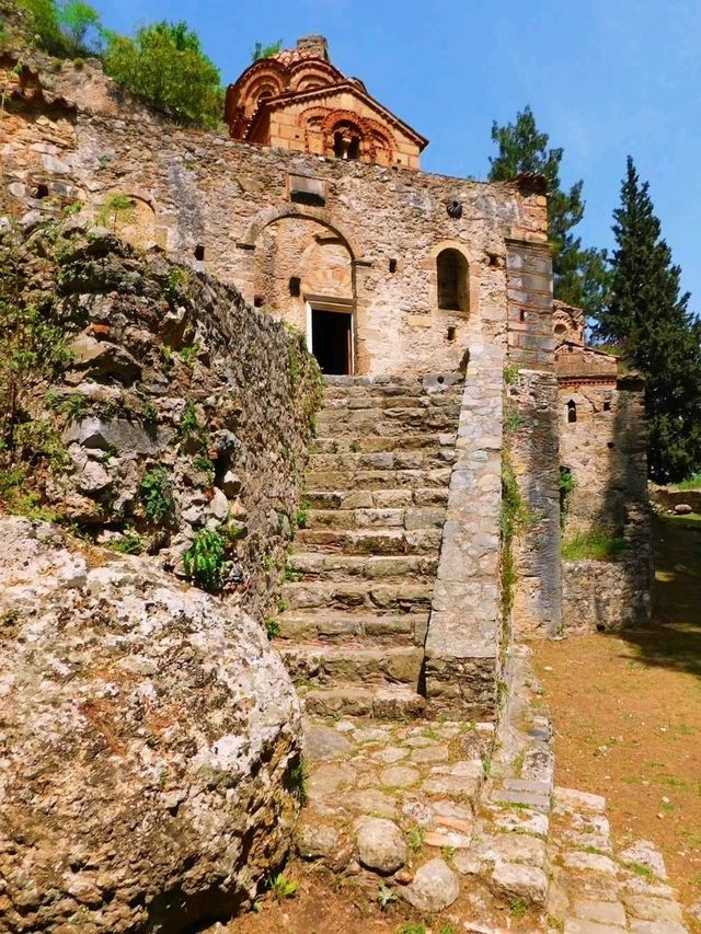 🏰 Mystras – The Byzantine Ghost City of the Peloponnese