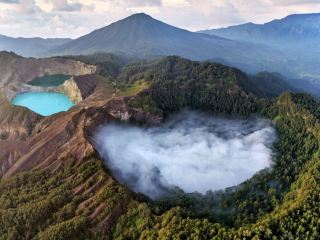 🌋 Kelimutu, Flores – Tiga Danau Kawah yang Mempesona