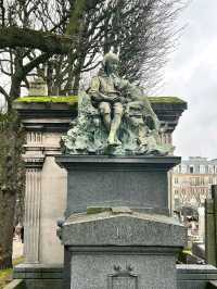 Cozy yet spooky in Paris 💫