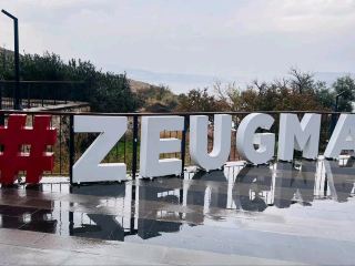 #winterescape เผยความงดงามโบราณที่ Zeugma Sayfiyee 🏛️🍂

ก้าวเข้าสู่โลกที่ซากปรักหักพังของโรมันมาบรรจบกับทิวทัศน์ริมแม่น้ำอันเงียบสงบ—Zeugma Sayfiyee นำเสนอการผสมผสานที่ลงตัวระหว่างประวัติศาสตร์และธรรมชาติในกาซิอันเตป! ด้วยซากปรักหักพังที่ค่อนข้างเงียบสงบในเวลากลางวันและสภาพอากาศฤดูใบไม้ร่วงที่งดงาม คุณจะรู้สึกราวกับว่าได้ดื่มด่ำกับบรรยากาศโบราณอย่างเต็มที่

เริ่มต้นการสำรวจของคุณที่ซากปรักหักพังกลางแจ้งริมฝั่งแม่น้ำ: เดินชมกำแพงโบราณ ซุ้มประตูหิน และเศษกระเบื้องโมเสกที่ตั้งอยู่ท่ามกลางต้นไม้สีทองในฤดูใบไม้ร่วง (พกเสื้อกันฝนแบบบางๆ ไปด้วย—สภาพอากาศเปลี่ยนแปลงจากมีเมฆมากเป็นฝนตกได้โดยไม่ทันตั้งตัว!) ริมแม่น้ำที่ล้อมรอบด้วยซากปรักหักพังและใบไม้ที่สดใส เป็นสวรรค์ที่เหมาะแก่การถ่ายรูปอัพลงอินสตาแกรม—อย่าพลาดภาพถ่ายระยะใกล้ของเสาที่ปกคลุมด้วยมอสโดยมีฉากหลังเป็นน้ำที่ปกคลุมด้วยหมอก สำหรับภาพพาโนรามาที่สมบูรณ์แบบ ให้ปีนขึ้นเนินเล็กๆ เพื่อชมวิวทิวทัศน์ของสถานที่ พื้นกระเบื้องโมเสก และแม่น้ำทั้งหมดในเฟรมเดียว

จากนั้น มุ่งหน้าเข้าไปด้านในสู่พิพิธภัณฑ์โมเสกเซอุกมา (Hacı, Hacıbaba, Sani Konukoğlu Blv., 27500 Şehitkamil/Gaziantep, Türkiye; เปิดทุกวัน 8:30 น. – 17:00 น. เข้าชมรอบสุดท้าย 16:30 น.) ที่นี่ โมเสกโบราณจะกลับมามีชีวิตชีวาอีกครั้ง—มองหาภาพ “หญิงสาวชาวโรมา” ที่มีชื่อเสียง และฉากละครเทพนิยายต่างๆ อนุญาตให้ถ่ายภาพได้ แต่ควรหลีกเลี่ยงการใช้แฟลชเพื่อรักษาสีสันให้สดใส

หากไปเยี่ยมชมในช่วงเวลาที่เงียบสงบ จงดื่มด่ำกับความเงียบสงบ—บรรยากาศจะดียิ่งขึ้นไปอีกด้วยเสียงฝนปรอยๆ ควรสวมรองเท้ากันน้ำ เนื่องจากบริเวณกลางแจ้งอาจมีโคลน วางแผนที่จะเริ่มต้นแต่เช้าเพื่อเก็บภาพแสงที่ดีที่สุดและหลีกเลี่ยงฝนตกในช่วงบ่าย

#Gaziantep #Zeugma #HistoricalRuins #TravelTips #CulturalJourney