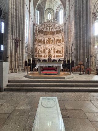 ใจกลางเมืองชั้นสูง: มหาวิหารแห่งกวาร์ดา ⛰️