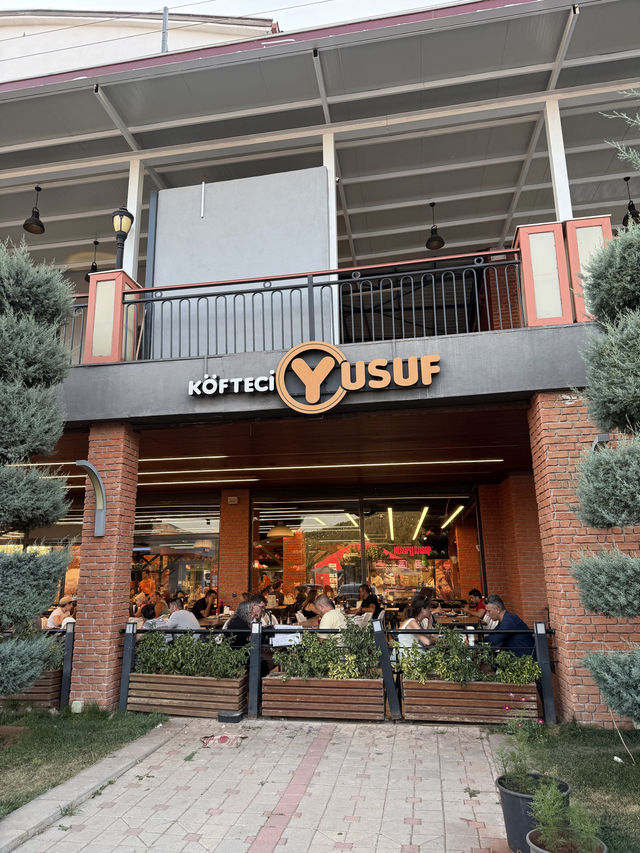 A Simple Turkish Dinner at Köfteci Yusuf 🍲🥗