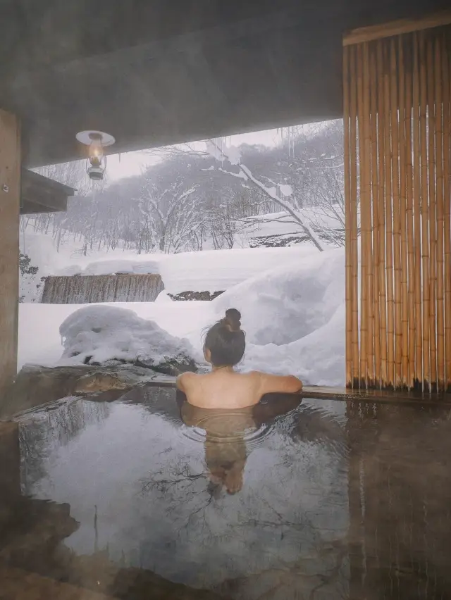 雪の中で温泉に浸かった東北秋田の温泉旅館