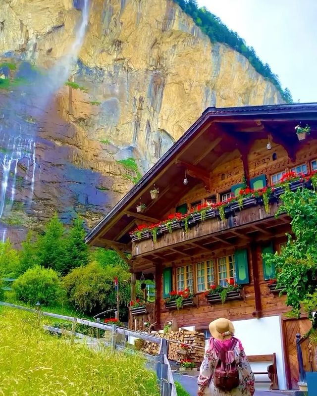 🏠✨ Unveiling the Charm: Wooden Houses in the Shadow of the Jungfrau Peaks 🏔️🇨🇭