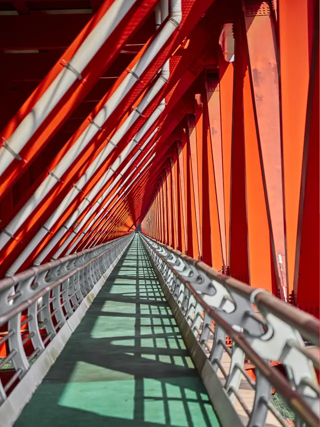 The 'four world firsts' Aizhai Bridge is spectacular