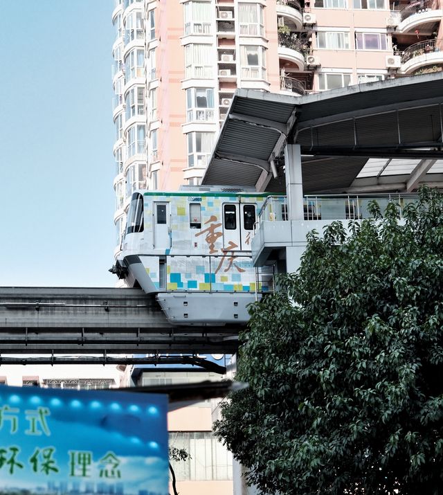在重慶，有一處人間秘境，名為李子壩站