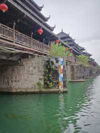 芷江龍津橋，全橋身用杉木卯眼相接，未用任何鐵釘鐵器，歷史上一直是湘黔公路的要塞，史稱“三楚西南第一橋