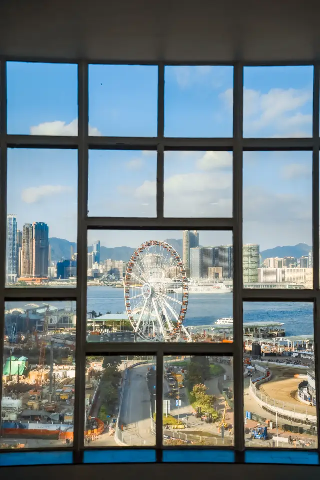 This niche spot in Hong Kong for shooting the Central Ferris wheel is amazing!!