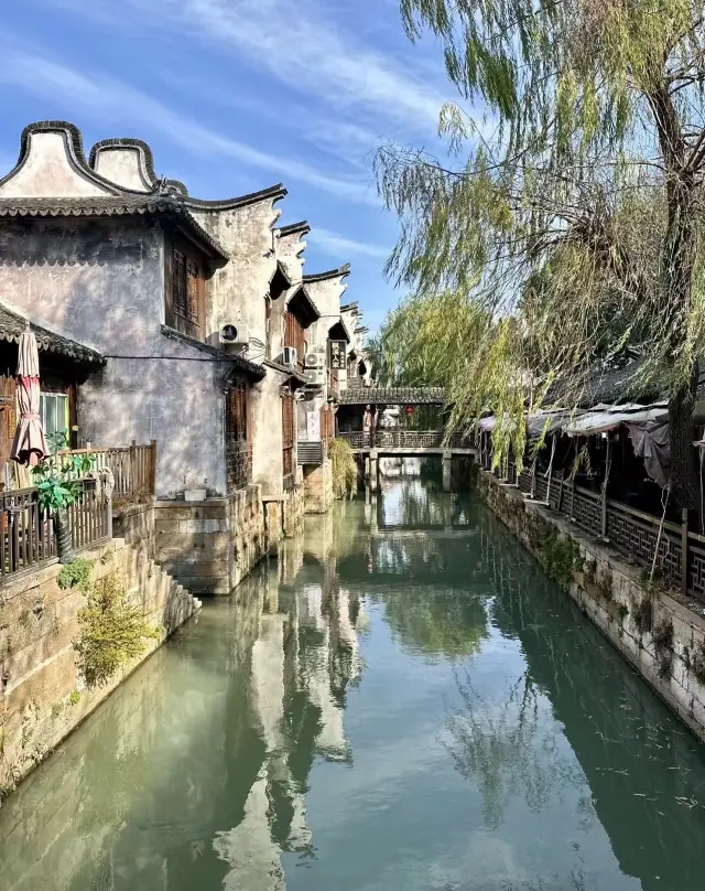 Fengjing Ancient Town originated in the Southern and Northern Dynasties, flourished in the Tang Dynasty, and is a typical Jiangnan water town
