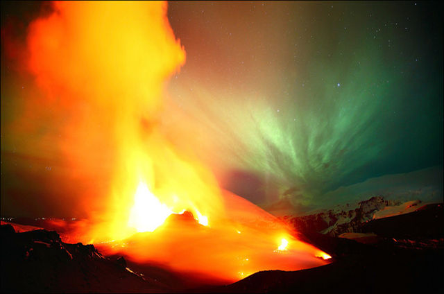 捕捉百年一遇壯觀景色 極光邂逅火山爆發。