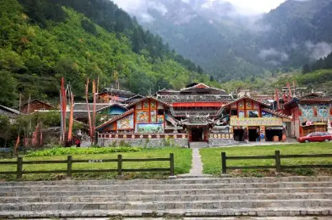 "Jiuzhaigou Bonfire: The Charm of Popular Scenery" 