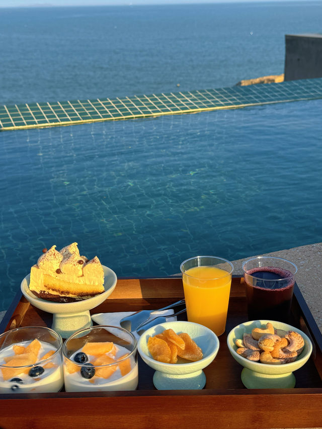 清晨，被朝陽和海浪喚醒。