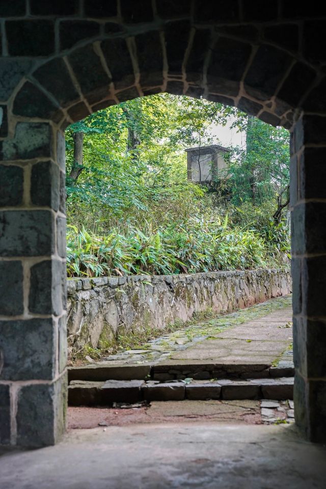 「參差樓閣起高崗，半為煙遮半樹藏。