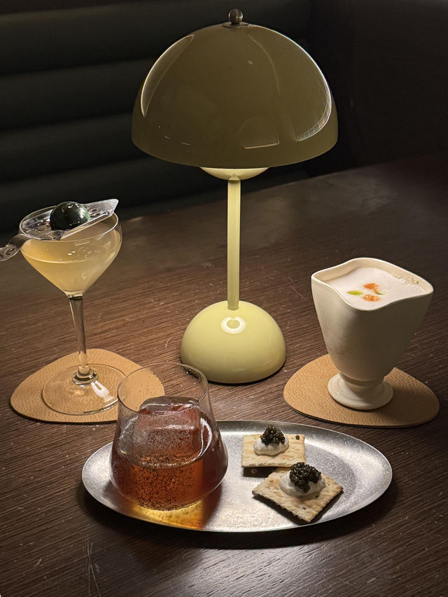  🥃中環隱藏版寶藏酒吧！The Green Door酒香與美食雙重驚喜✨