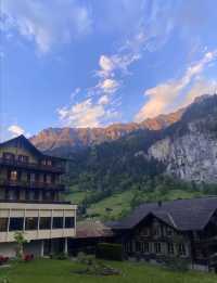 瑞士以其壯麗的阿爾卑斯山景、迷人的湖泊和高效的交通系統聞名，是歐洲最受歡迎的旅遊目的地之一。以下是精