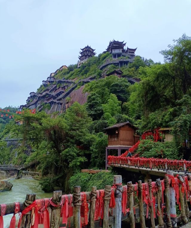嚟上饒必打卡嘅仙俠世界！望仙谷真係太正喇，懸崖上嘅古村落，夜景靚到窒息～跟住呢條攻略玩，輕鬆ge
