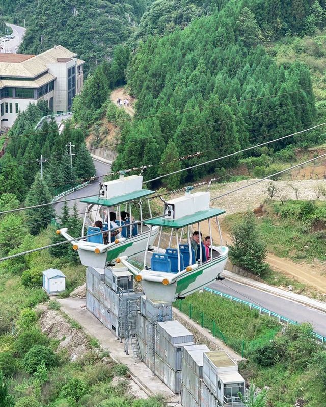 19℃的雲端秘境！六盤水4天3晚深度遊：草原佛光、火把狂歡、峽谷奇觀全收錄！ 北緯26°的天然