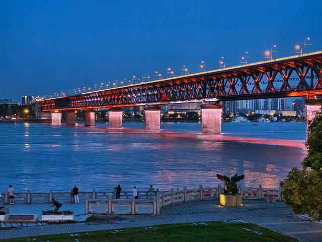 Riverside Dinner with Exclusive Views of the Yangtze Bridge and Yellow Crane Tower! Riverside Dinner with Exclusive Views of the Yangtze Bridge and Yellow Crane Tower!